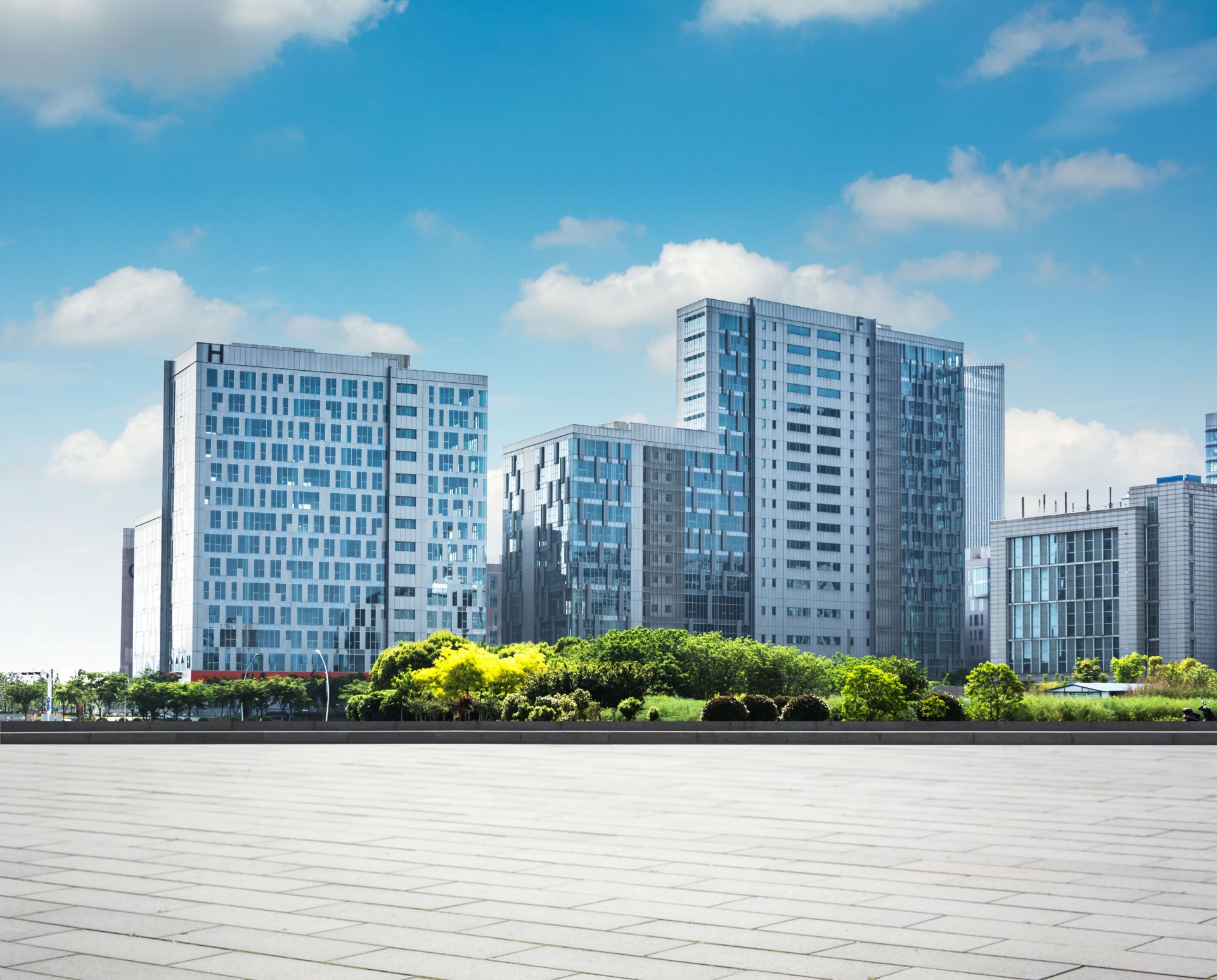 西屯搬家時是否需要事先通知桃園的水電瓦斯等公用事業公司?
